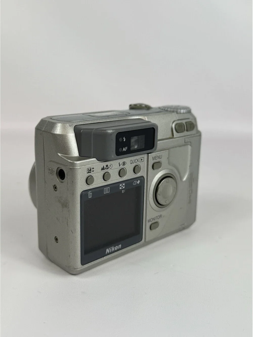 Nikon E880 Coolpix 880 Digital Camera 3.2MP 3.0x Optical Zoom Not Tested